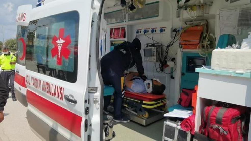 Yerde yatan yaralıları şemsiye ile güneşten korudu