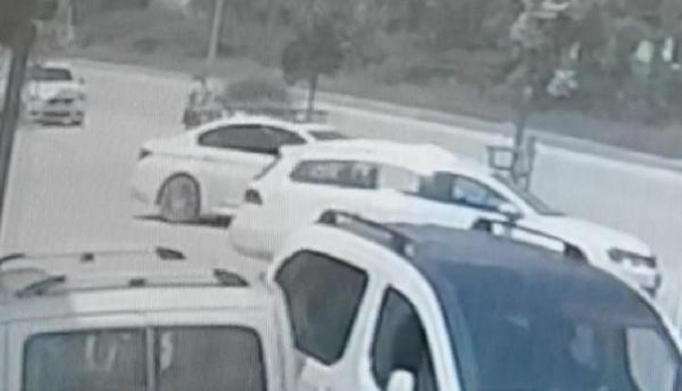 Yerde yatan yaralıları şemsiye ile güneşten korudu
