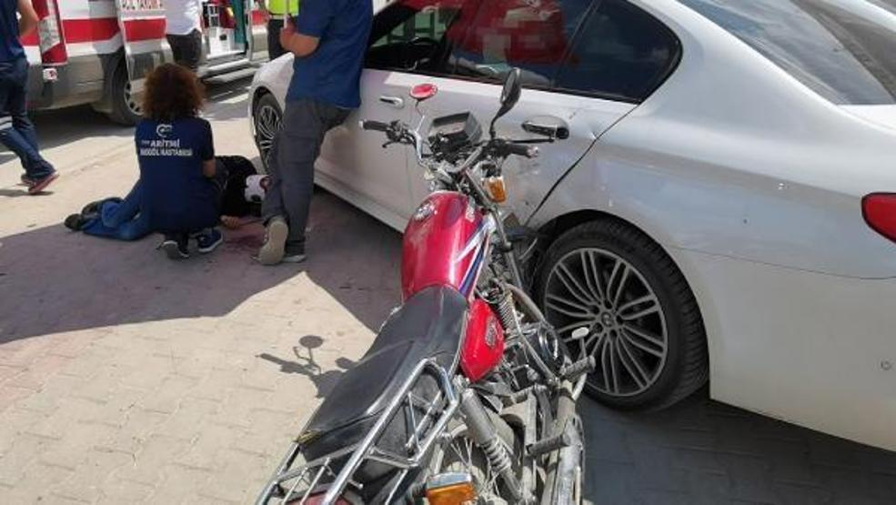 Yerde yatan yaralıları şemsiye ile güneşten korudu