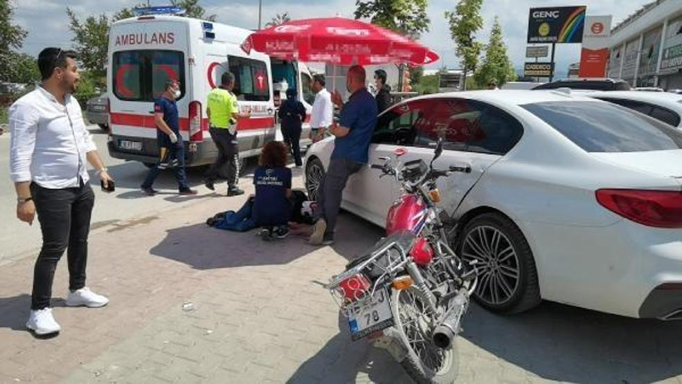 Yerde yatan yaralıları şemsiye ile güneşten korudu
