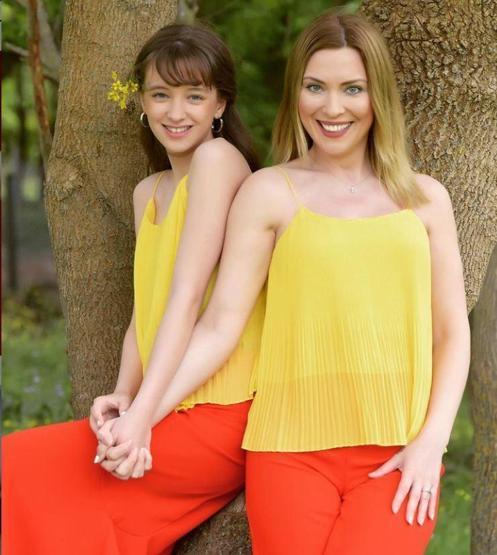 Arzu Yanardağ 15 yaşındaki kızı Alara ile modellik yaptı