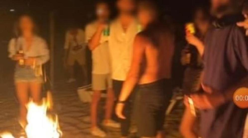 Bozcaada sahilindeki partide şezlongları kırıp şemsiye yaktılar