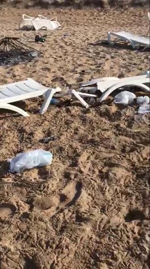 Bozcaada sahilindeki partide şezlongları kırıp şemsiye yaktılar
