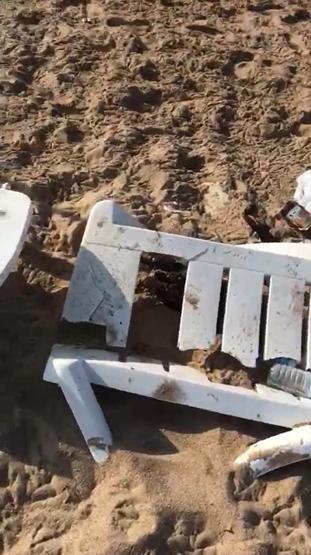 Bozcaada sahilindeki partide şezlongları kırıp şemsiye yaktılar