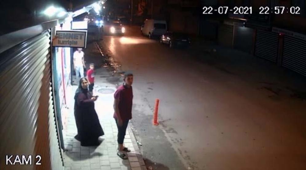 Motosikletten tabancayla ateş açıldı; kadın ve çocuklar sağa sola kaçıştı