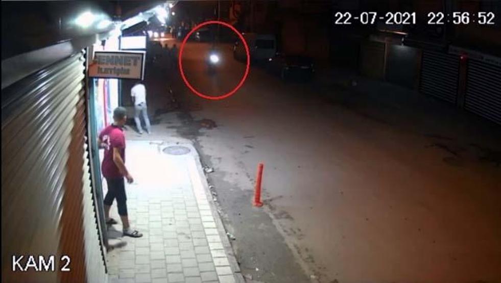 Motosikletten tabancayla ateş açıldı; kadın ve çocuklar sağa sola kaçıştı