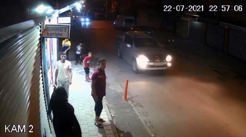 Motosikletten tabancayla ateş açıldı; kadın ve çocuklar sağa sola kaçıştı