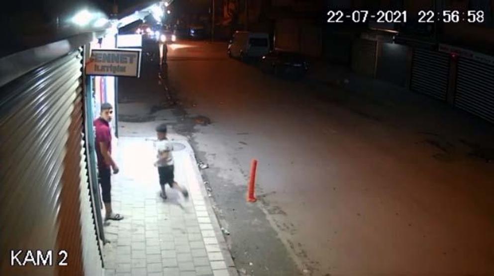 Motosikletten tabancayla ateş açıldı; kadın ve çocuklar sağa sola kaçıştı