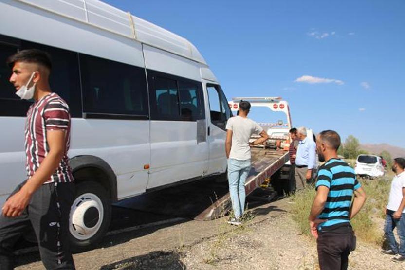 Düğün konvoyunda zincirleme kaza: 8 yaralı