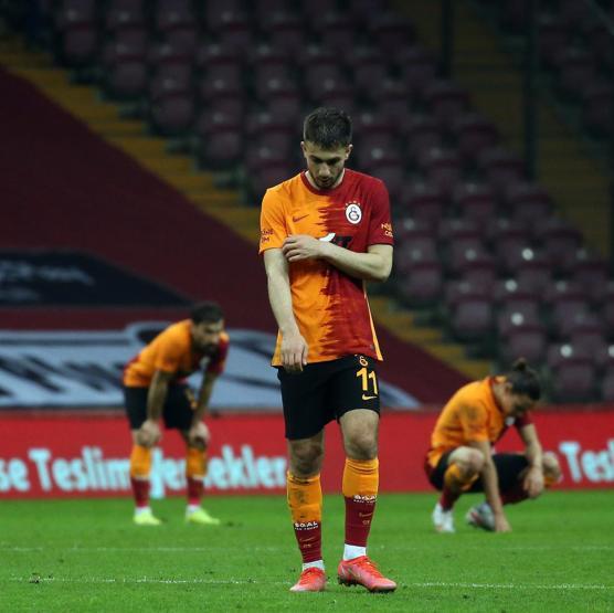 Son dakika Galatasaray transfer haberleri: Galatasarayda hareketli gece Falcao, Mostafa, Halil Dervişoğlu