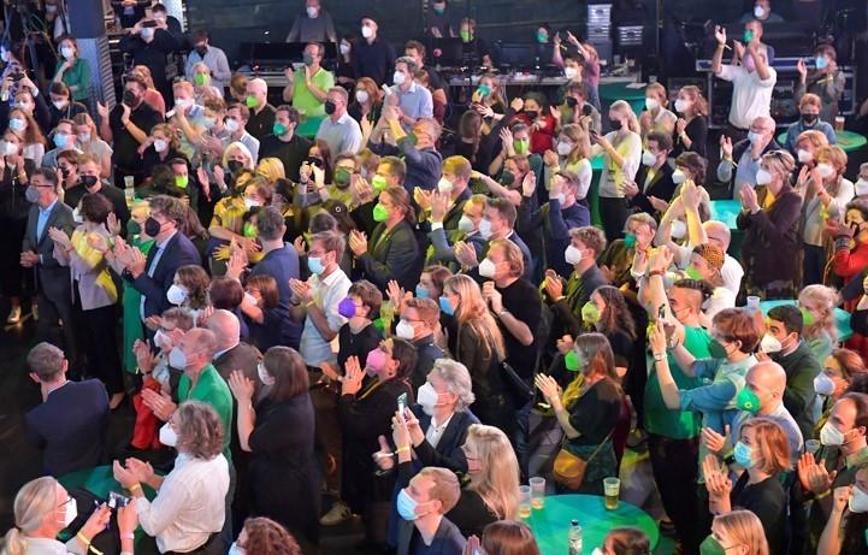 Almanyada Yeşiller Partisi tarihinin en iyi seçim sonucunu genç seçmenler sayesinde aldı