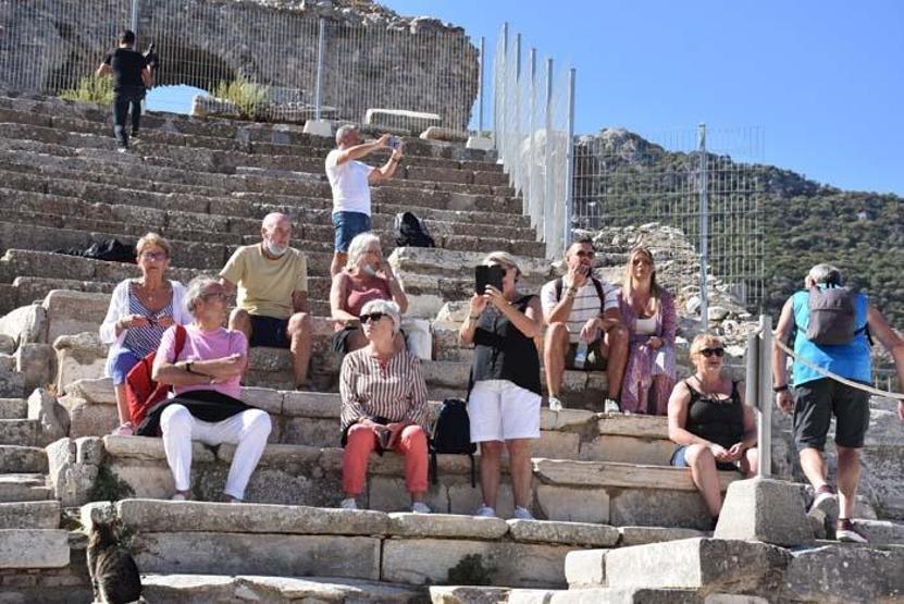 Tarih turizminin gözdesi Efeste pandeminin izleri siliniyor