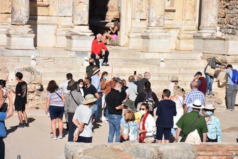 Tarih turizminin gözdesi Efeste pandeminin izleri siliniyor