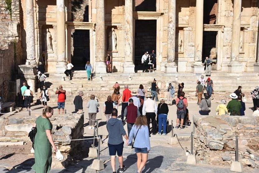 Tarih turizminin gözdesi Efeste pandeminin izleri siliniyor
