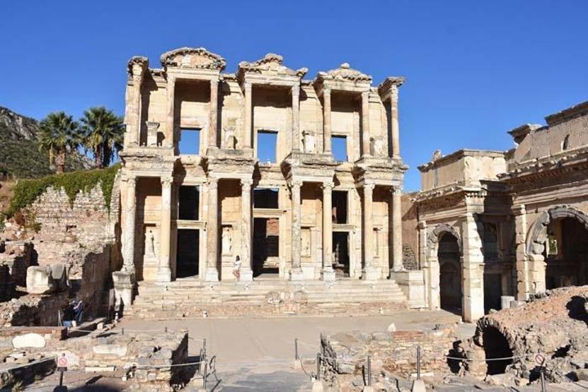 Tarih turizminin gözdesi Efeste pandeminin izleri siliniyor
