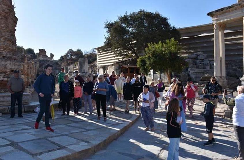 Tarih turizminin gözdesi Efeste pandeminin izleri siliniyor