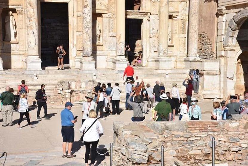 Tarih turizminin gözdesi Efeste pandeminin izleri siliniyor
