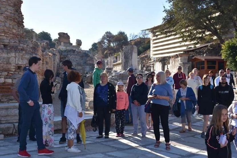 Tarih turizminin gözdesi Efeste pandeminin izleri siliniyor