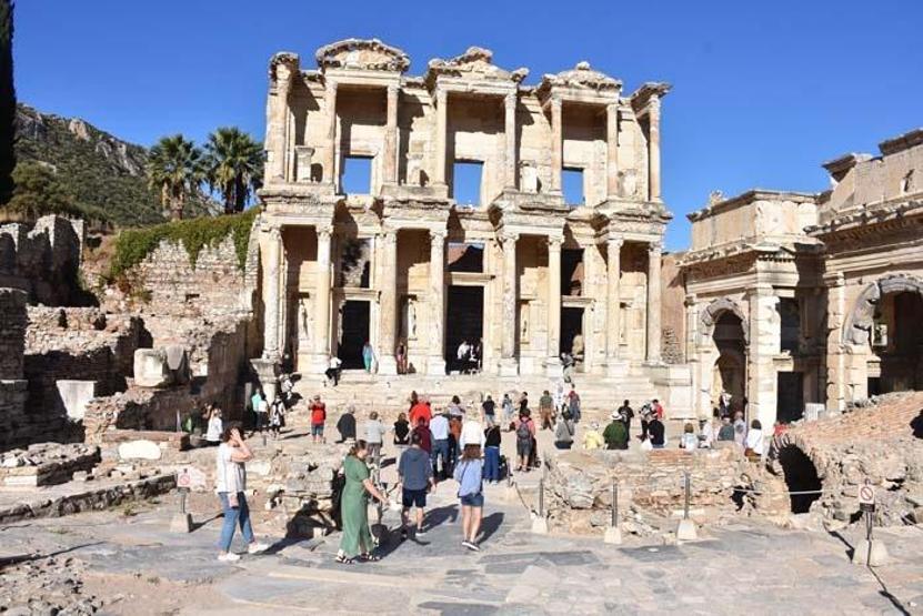 Tarih turizminin gözdesi Efeste pandeminin izleri siliniyor