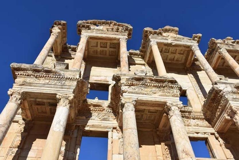 Tarih turizminin gözdesi Efeste pandeminin izleri siliniyor