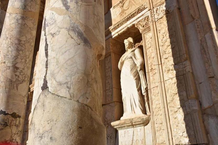 Tarih turizminin gözdesi Efeste pandeminin izleri siliniyor