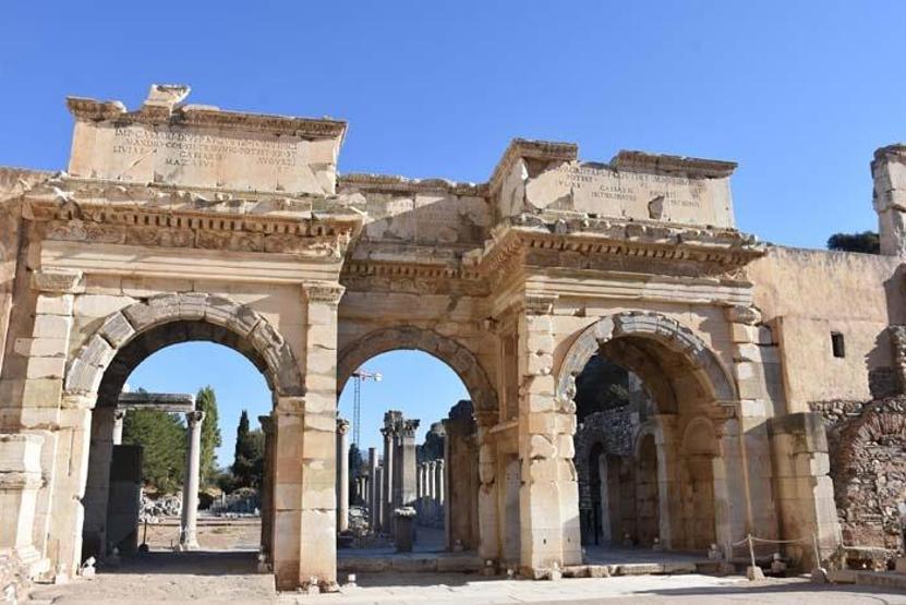 Tarih turizminin gözdesi Efeste pandeminin izleri siliniyor
