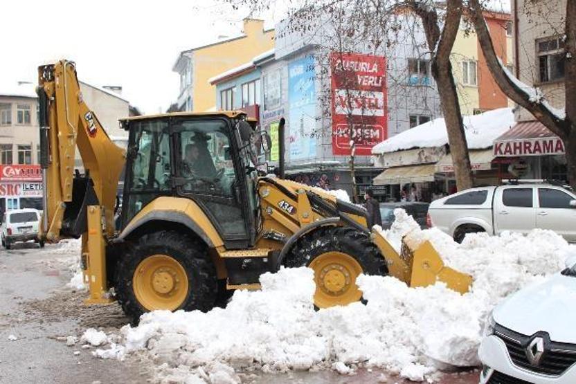 Suyu çekilen Beyşehir Gölüne kamyonlarla kar döküldü