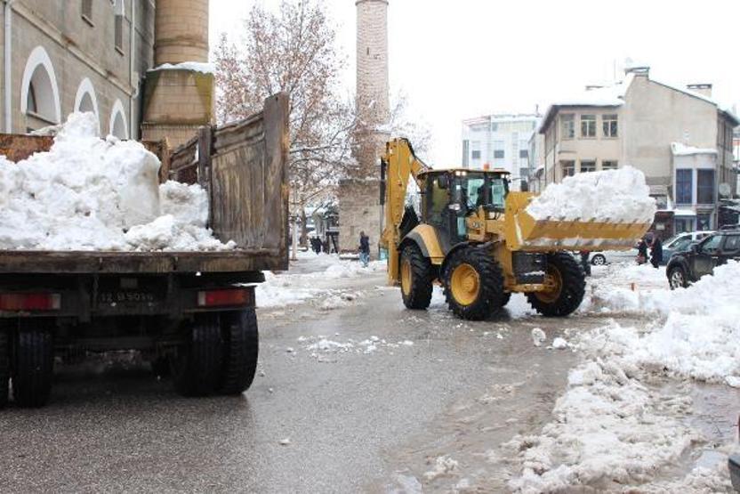 Suyu çekilen Beyşehir Gölüne kamyonlarla kar döküldü