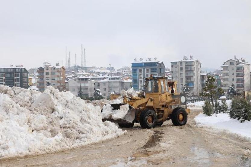 Suyu çekilen Beyşehir Gölüne kamyonlarla kar döküldü