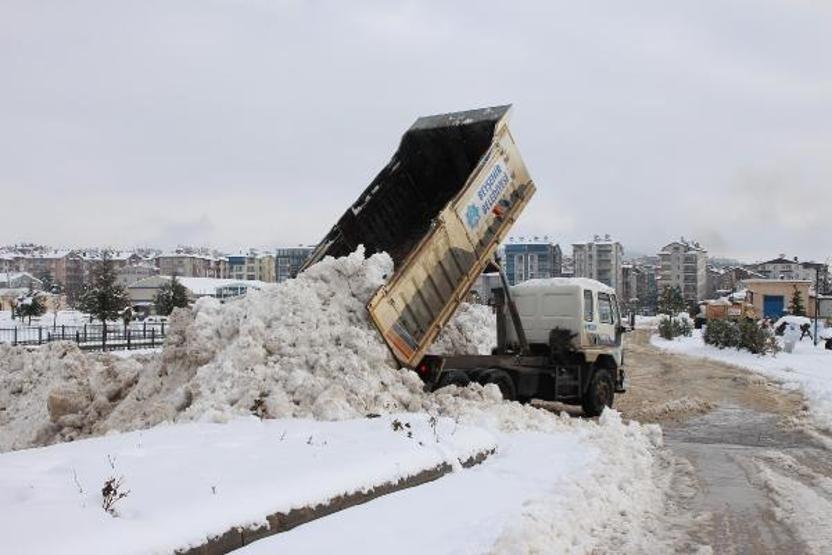 Suyu çekilen Beyşehir Gölüne kamyonlarla kar döküldü