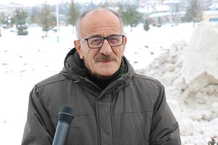 Suyu çekilen Beyşehir Gölüne kamyonlarla kar döküldü