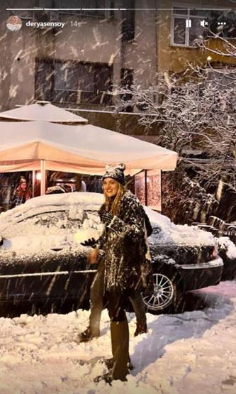Derya Şensoy yoğun kar yağışının tadını çıkardı