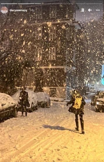 Derya Şensoy yoğun kar yağışının tadını çıkardı
