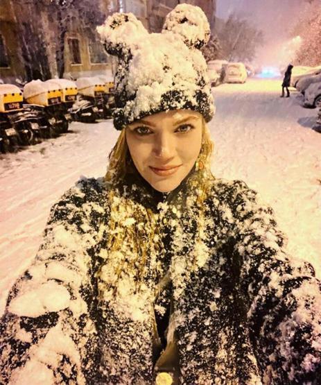 Derya Şensoy yoğun kar yağışının tadını çıkardı