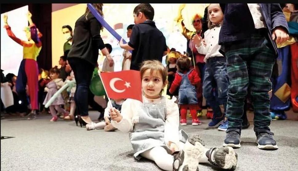 23 Nisan coşkusu yeniden sokaklara taşıyor