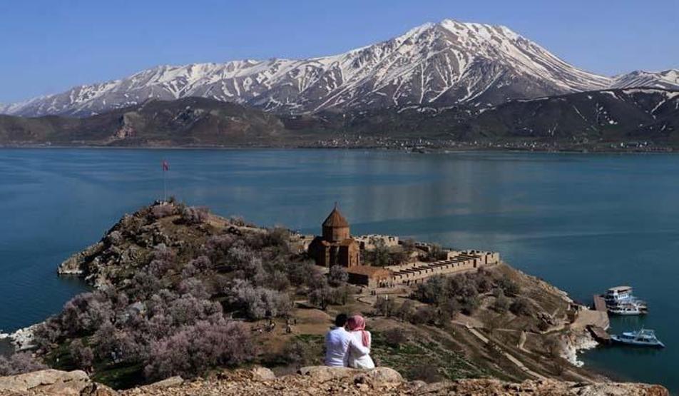 Çiçeklerle kaplanan Akdamar Adasına fotoğrafçı akını