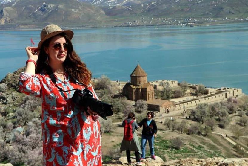 Çiçeklerle kaplanan Akdamar Adasına fotoğrafçı akını
