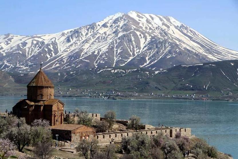 Çiçeklerle kaplanan Akdamar Adasına fotoğrafçı akını