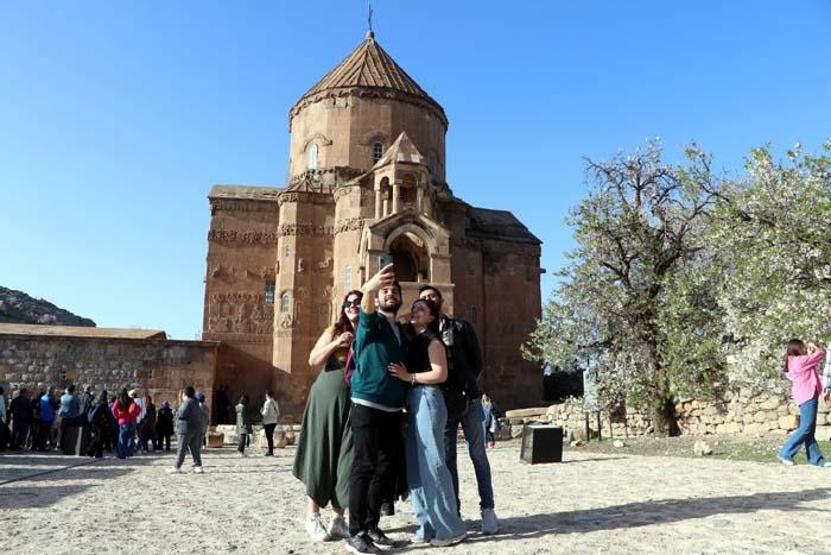 Çiçeklerle kaplanan Akdamar Adasına fotoğrafçı akını