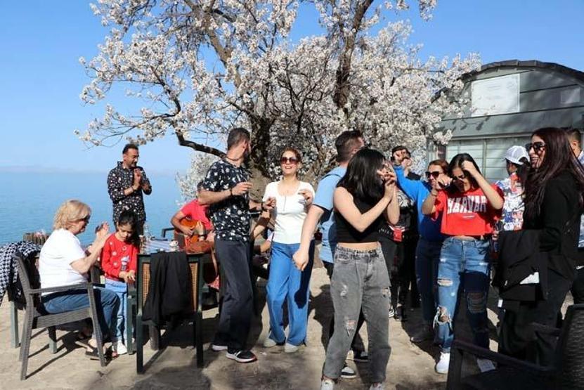 Çiçeklerle kaplanan Akdamar Adasına fotoğrafçı akını