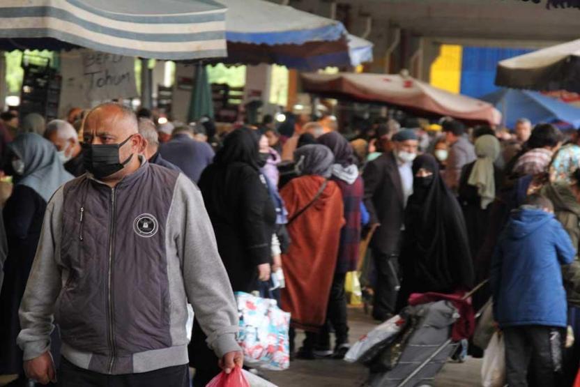 Bayram alışverişi pazarda adım atacak yer bırakmadı