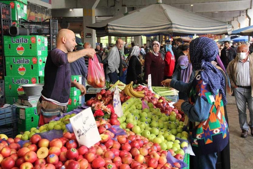 Bayram alışverişi pazarda adım atacak yer bırakmadı