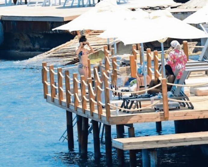 Melisa Şenolsun denize girdi, kendine geldi