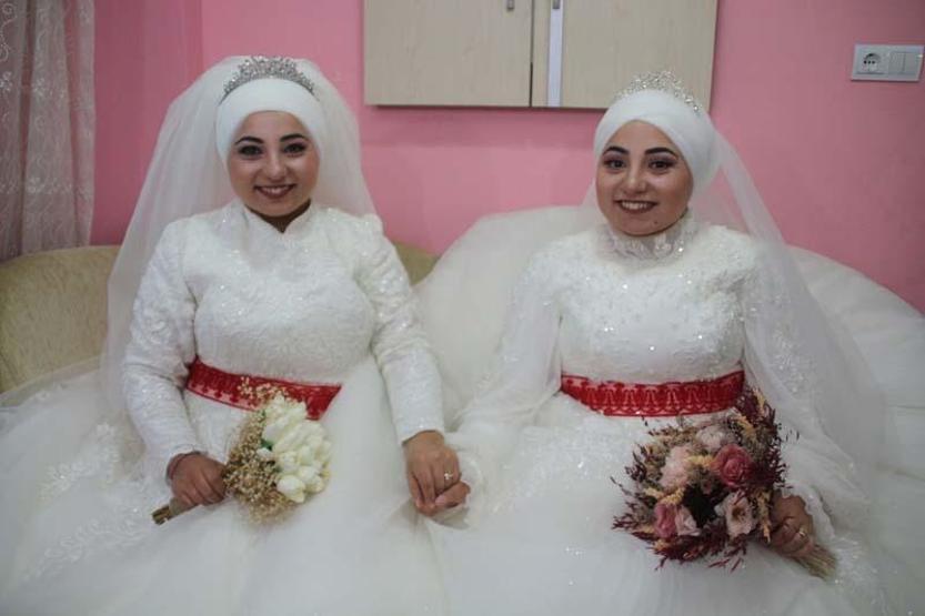 İkizlerin en mutlu günü: Aynı düğünde dünyaevine girdiler