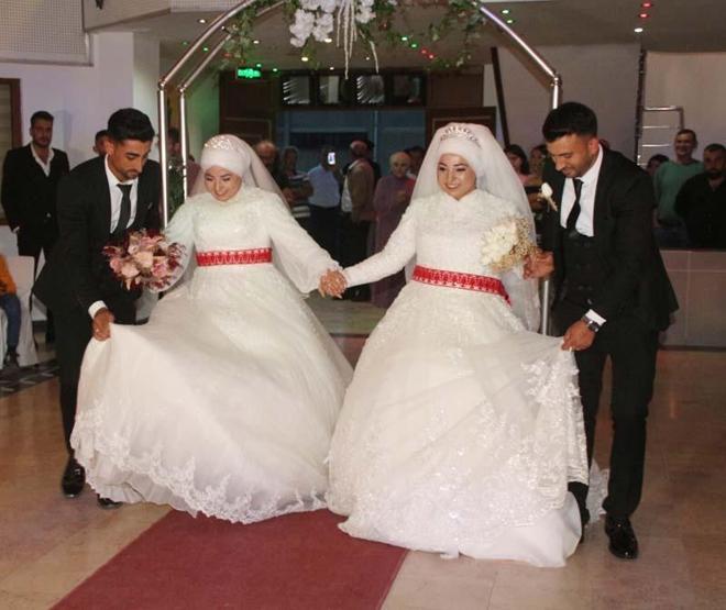 İkizlerin en mutlu günü: Aynı düğünde dünyaevine girdiler