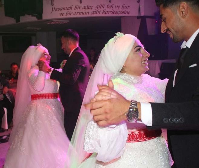 İkizlerin en mutlu günü: Aynı düğünde dünyaevine girdiler