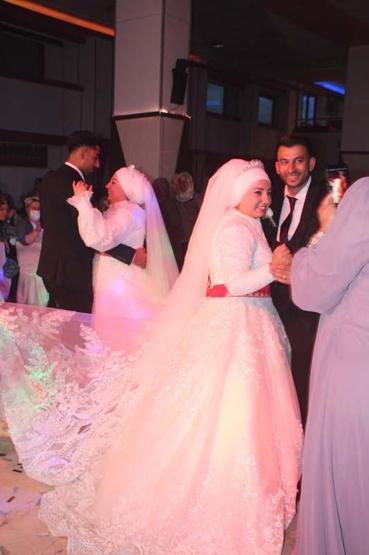 İkizlerin en mutlu günü: Aynı düğünde dünyaevine girdiler