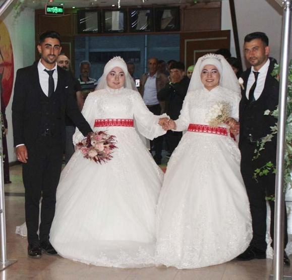 İkizlerin en mutlu günü: Aynı düğünde dünyaevine girdiler