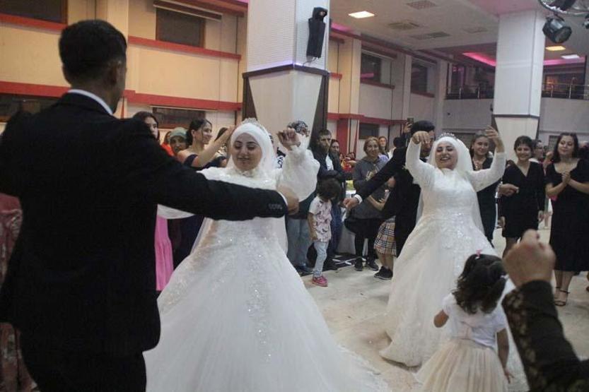 İkizlerin en mutlu günü: Aynı düğünde dünyaevine girdiler