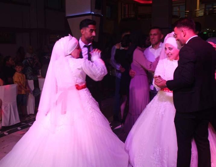 İkizlerin en mutlu günü: Aynı düğünde dünyaevine girdiler